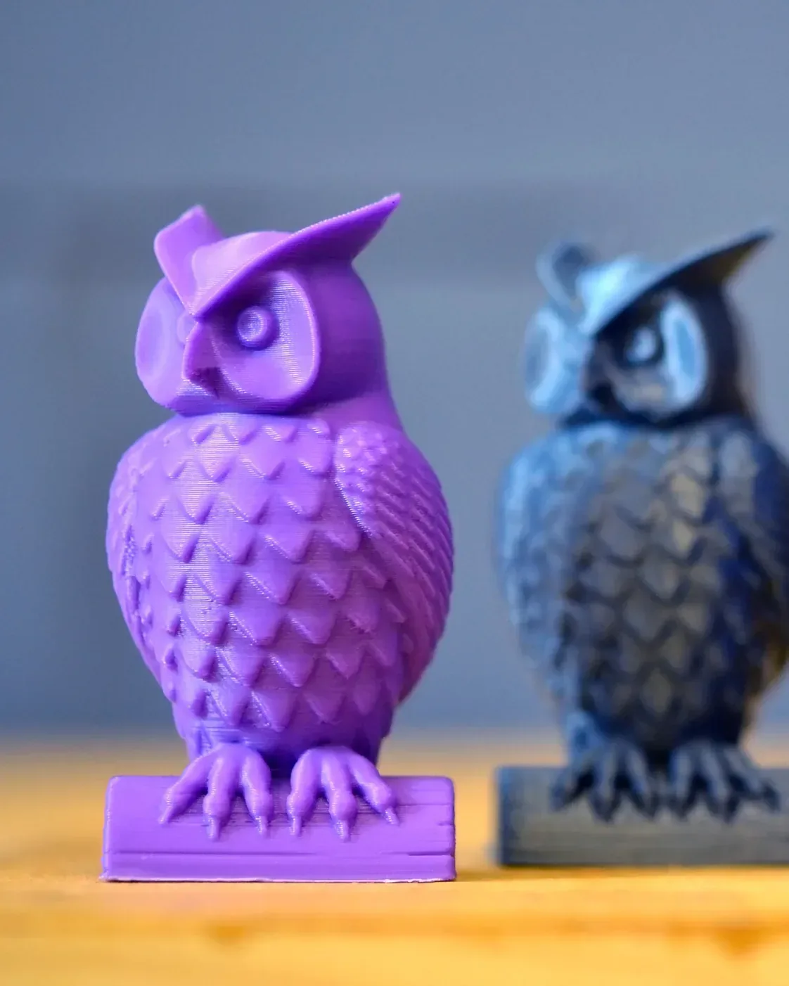 Dos búhos impresos en 3D terminados
